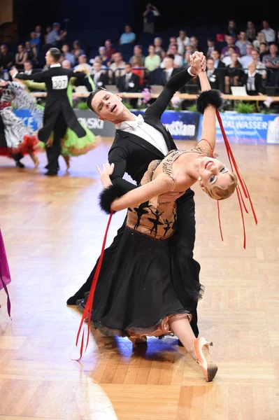 Baile de salón pareja bailando en la competencia —  Fotos de Stock