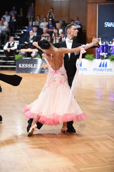 Baile de salón pareja bailando en la competencia —  Fotos de Stock