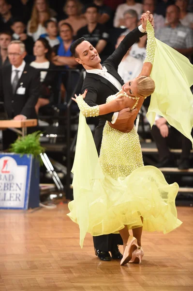 Baile de salón pareja bailando en la competencia — Foto de Stock