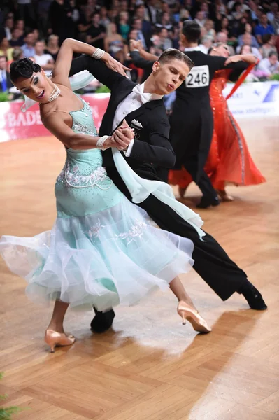 Casal de dança de salão dançando na competição — Fotografia de Stock