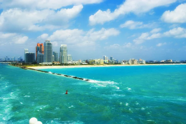 Luftaufnahme von South Miami Beach und Wolkenkratzern — Stockfoto