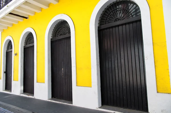 Edificio amarillo con puertas — Foto de Stock