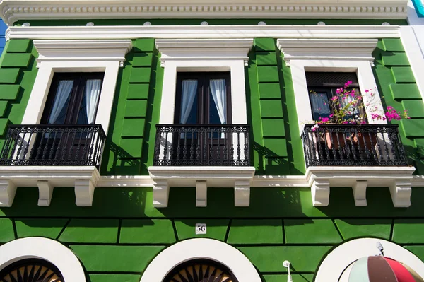 Edificio residencial verde exterior — Foto de Stock