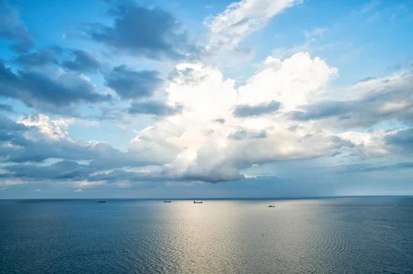Schepen op het water met bewolkte lucht — Stockfoto