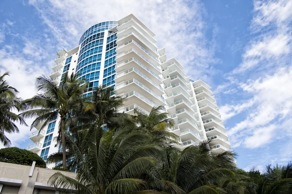 Bulutlu gökyüzünde binalar ve avuç içi