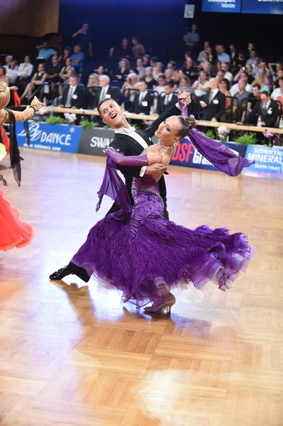 Casal de dança de salão dançando na competição — Fotografia de Stock