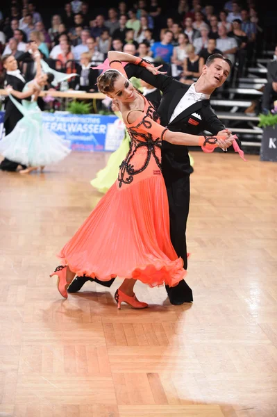 Baile de salón pareja bailando en la competencia — Foto de Stock