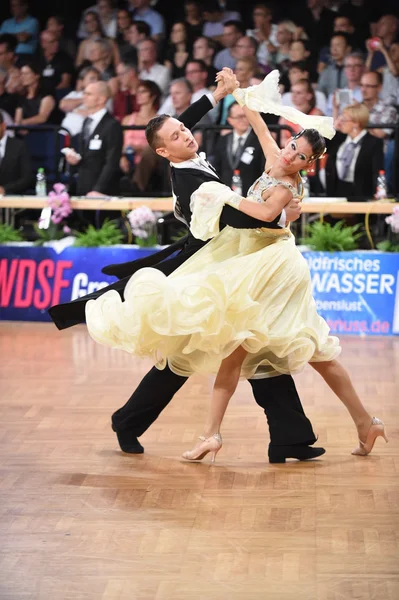 Taneční pár tančící na soutěži — Stock fotografie