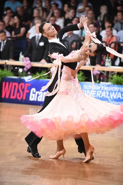 Casal de dança de salão dançando na competição — Fotografia de Stock
