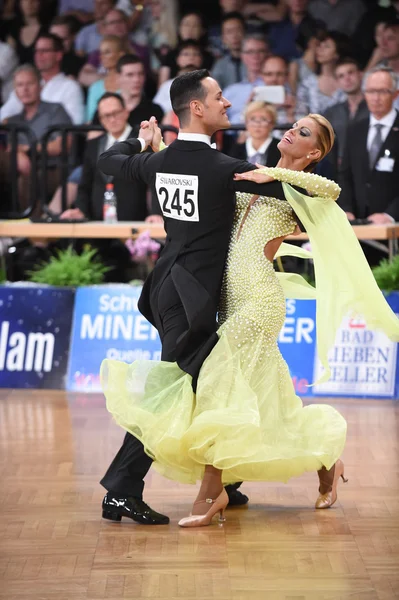 Baile de salón pareja bailando en la competencia — Foto de Stock