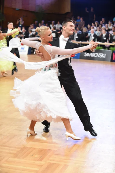 Ballroom dans paar dansen op de concurrentie — Stockfoto