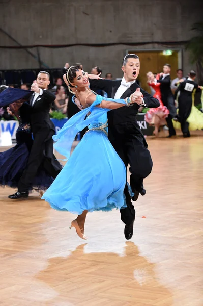 Baile de salón pareja bailando en la competencia — Foto de Stock