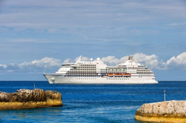 Büyük lüks yolcu gemisi Yedi Deniz Gezgini