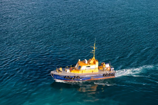 Lotsenboot auf blauem Wasser — Stockfoto