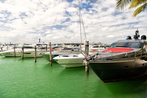 Yachten in der Bucht von Miami Marina am Südstrand mit bewölktem Himmel — Stockfoto