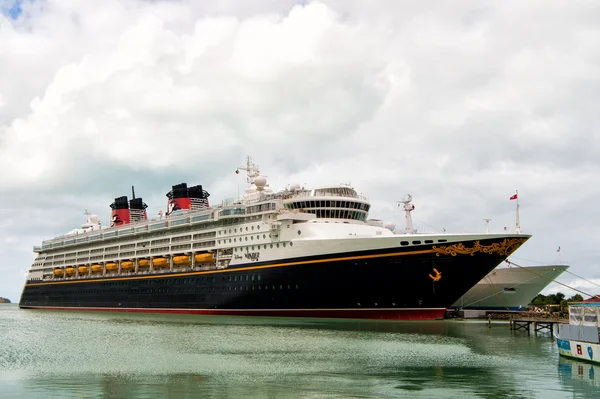 Stort cruiseskip Disney Wonder – stockfoto