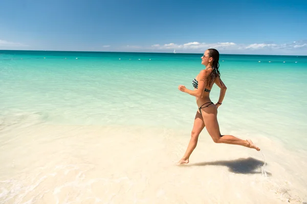 Mujer joven en el agua — Foto de Stock