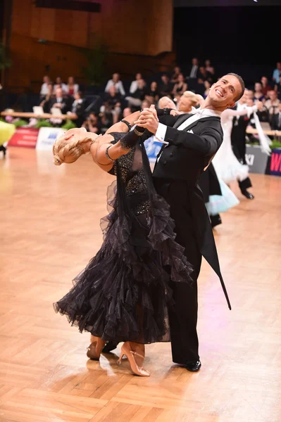 Casal de dança de salão dançando na competição — Fotografia de Stock