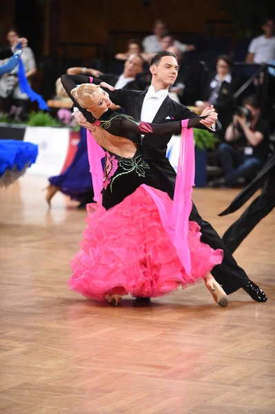 Baile de salón pareja bailando en la competencia — Foto de Stock