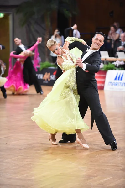 Baile de salón pareja bailando en la competencia — Foto de Stock