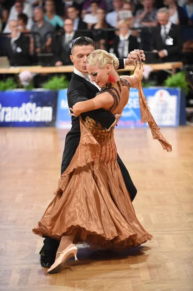 Танцевальная пара, танцующая на конкурсе — стоковое фото