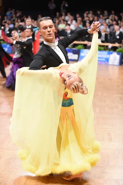 Baile de salón pareja bailando en la competencia —  Fotos de Stock