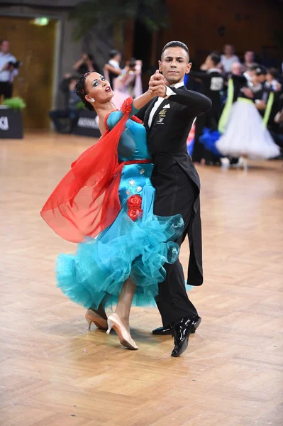 Baile de salón pareja bailando en la competencia —  Fotos de Stock