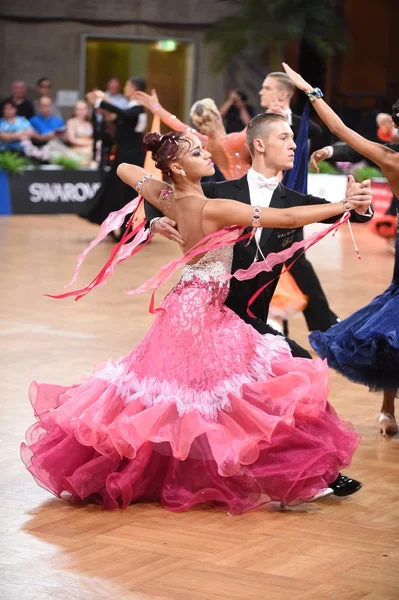 Casal de dança de salão dançando na competição — Fotografia de Stock