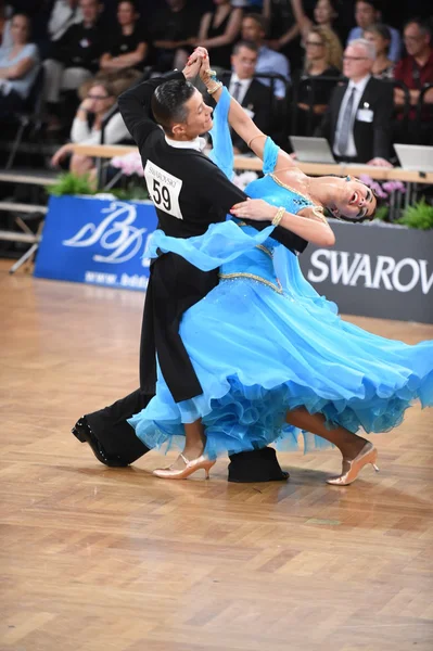 Ballroom dance couple dancing at the competition — Stock Photo, Image