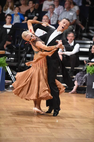 Yarışmada dans balo salonu dans çift — Stok fotoğraf