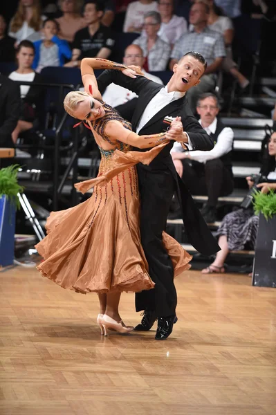 Casal de dança de salão dançando na competição — Fotografia de Stock