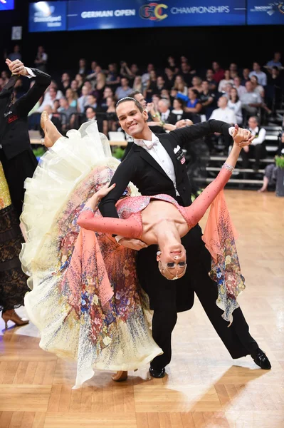 Baile de salón pareja bailando en la competencia —  Fotos de Stock