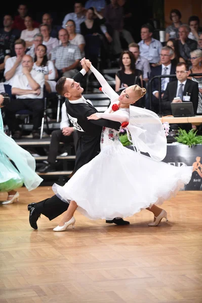 Casal de dança de salão dançando na competição — Fotografia de Stock