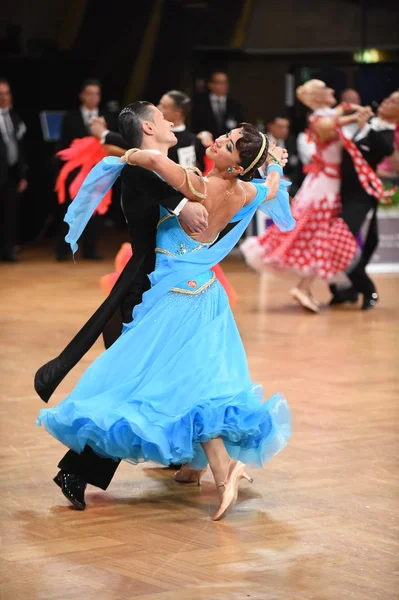 Baile de salón pareja bailando en la competencia —  Fotos de Stock