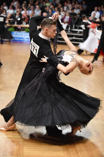 Танцевальная пара, танцующая на конкурсе — стоковое фото