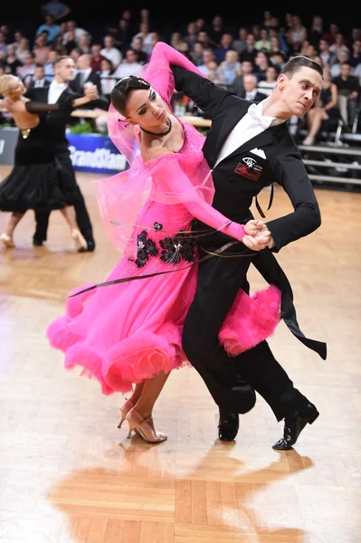 Casal de dança de salão dançando na competição — Fotografia de Stock