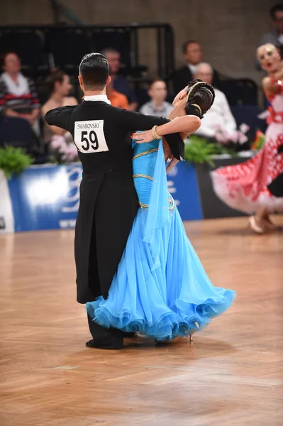 Baile de salón pareja bailando en la competencia — Foto de Stock