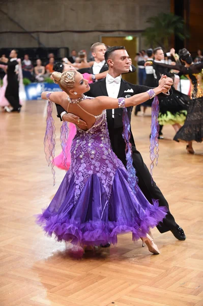 Baile de salón pareja bailando en la competencia —  Fotos de Stock