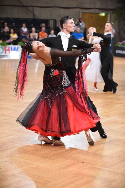 Baile de salón pareja bailando en la competencia — Foto de Stock