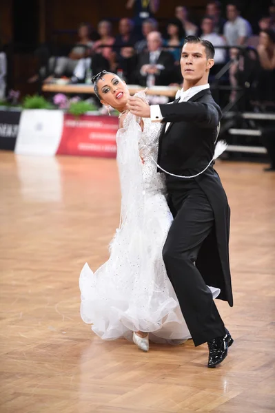 Casal de dança de salão dançando na competição — Fotografia de Stock