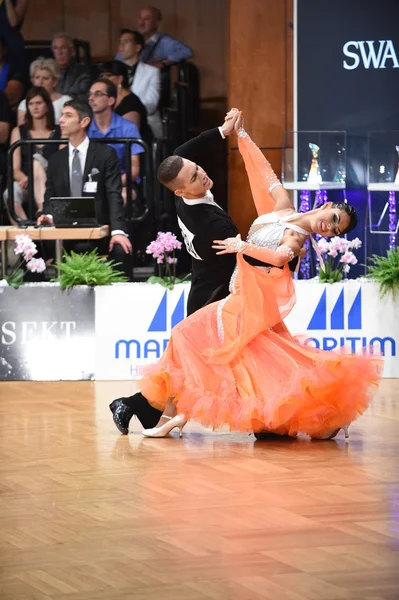 Balli di coppia in sala da ballo alla competizione — Foto Stock