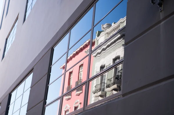 Yansıyan pencere camlı bina duvarı — Stok fotoğraf