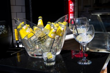 Schweppes buzlu sarı şişeler