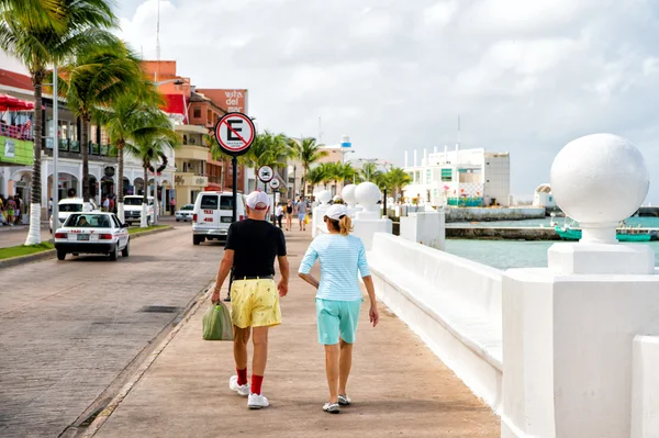 Äldre par promenader på strandpromenaden — Stockfoto
