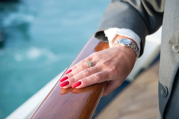 Elegante mano femenina — Foto de Stock