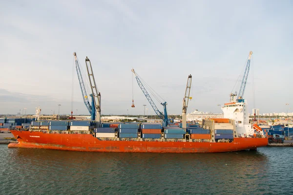 Gran buque de carga atracado en el puerto de Miami — Foto de Stock