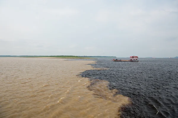 Encontro de água no rio brasil-amazônia com o rio del negro — Fotografia de Stock