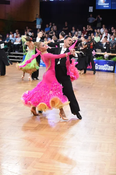 Pareja de baile en una pose de baile durante el Grand Slam Standart — Foto de Stock