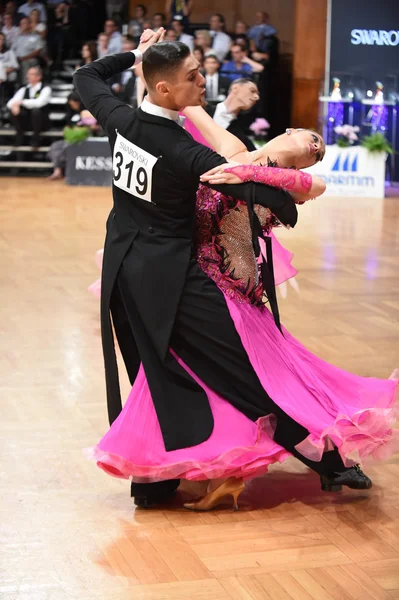 Pareja de baile en una pose de baile durante el Grand Slam Standart —  Fotos de Stock