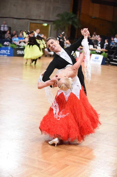 Casal de dança em uma pose de dança durante Grand Slam Standart — Fotografia de Stock